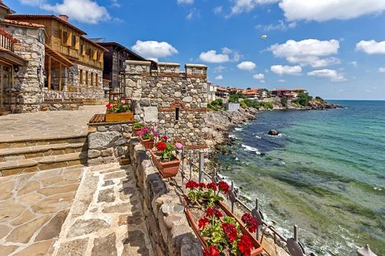 Vieille ville de Sozopol, maisons en pierre et fleurs au bord de la mer Noire
