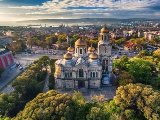 Cathédrale de la Dormition à Varna, dômes dorés au soleil couchant